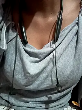 Snapshot of kaviyaponnu0987 chatting on April 1, 2026, 9:01 pm kaviyaponnu0987 online show from April 1, 2026, 9:01 pm