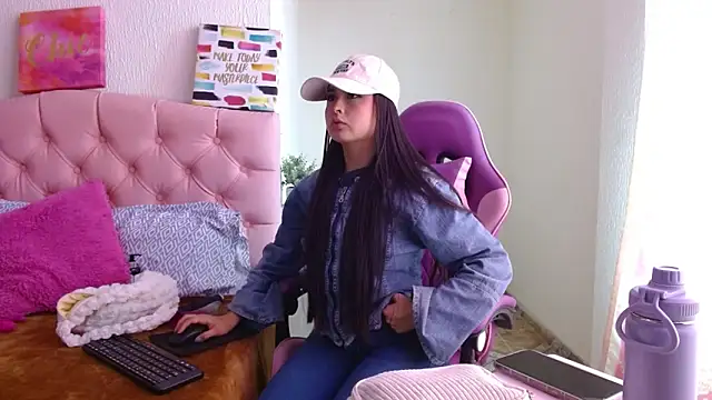 Snapshot of Emma-Flowers chatting on September 27, 2025, 6:57 pm Emma-Flowers online show from September 27, 2025, 6:57 pm