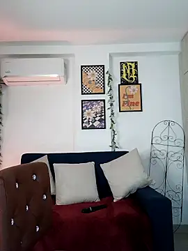 Snapshot of mishelkrave_ chatting on October 9, 2025, 1:25 am mishelkrave  online show from October 9, 2025, 1:25 am