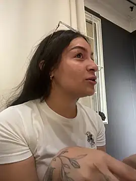 Alyha Cortes online show from October 30, 2025, 1:23 pm