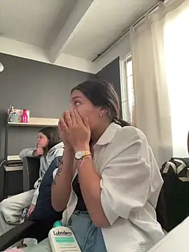 Alyha Cortes online show from November 28, 2025, 1:36 pm