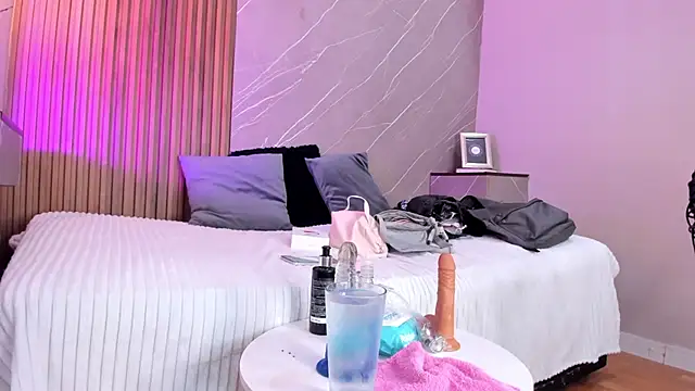 emma  rose1 online show from October 15, 2025, 2:33 am