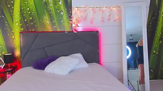 HollyTailors online show from September 25, 2025, 5:11 am