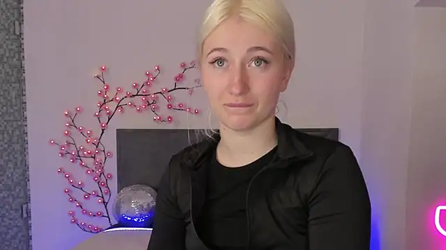 HollyTailors online show from April 11, 2026, 12:31 pm