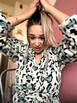 Snapshot of iSelena chatting on September 25, 2025, 4:38 am iSelena online show from September 25, 2025, 4:38 am