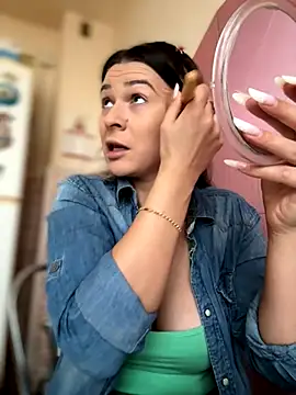 Snapshot of iSelena chatting on October 15, 2025, 6:13 am iSelena online show from October 15, 2025, 6:13 am