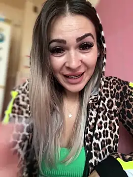 Snapshot of iSelena chatting on October 17, 2025, 6:05 am iSelena online show from October 17, 2025, 6:05 am