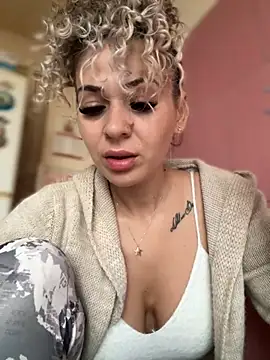 Snapshot of iSelena chatting on October 22, 2025, 4:57 am iSelena online show from October 22, 2025, 4:57 am