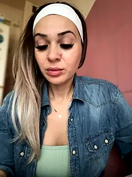 Snapshot of iSelena chatting on November 13, 2025, 5:50 am iSelena online show from November 13, 2025, 5:50 am