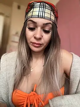 Snapshot of iSelena chatting on November 26, 2025, 5:52 am iSelena online show from November 26, 2025, 5:52 am