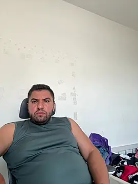 raulgzz4 online show from July 21, 2026, 4:42 pm