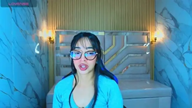 zoe r  online show from December 14, 2025, 3:23 am