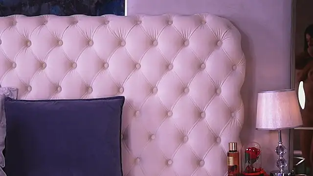 BellaNoirre online show from April 18, 2026, 7:07 pm