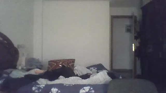 LillyCrossAvila online show from December 19, 2025, 10:44 am