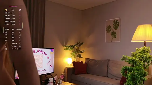 Luna Foxy online show from October 8, 2025, 2:25 pm