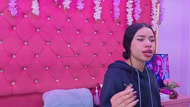 Nanis James online show from November 8, 2025, 3:07 am