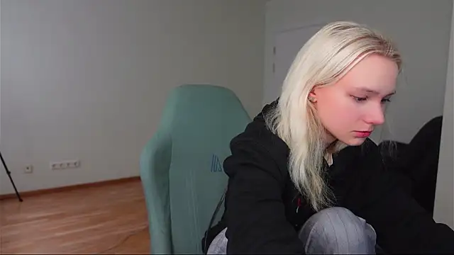 Laura Chaplin online show from April 17, 2026, 5:54 am