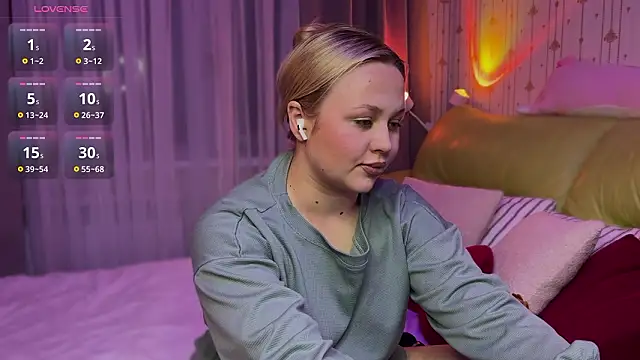 Snapshot of Estella_Elwood chatting on February 19, 2026, 4:58 pm Estella Elwood online show from February 19, 2026, 4:58 pm