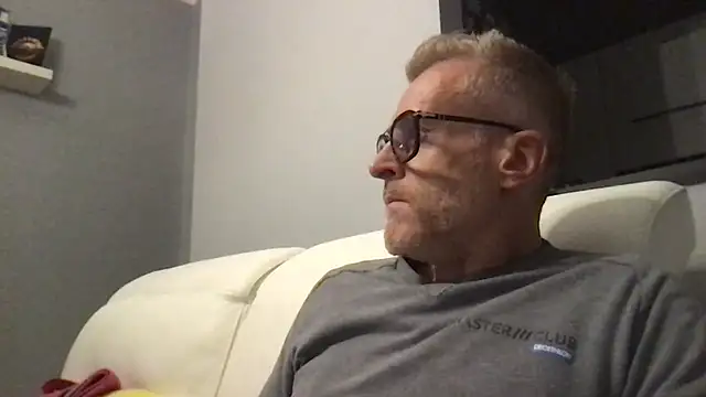 Axl hot online show from November 4, 2025, 5:23 pm