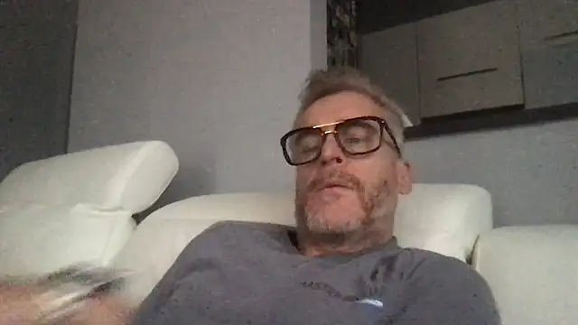 Axl hot online show from January 17, 2026, 12:54 pm