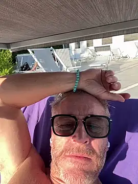 Axl hot online show from April 9, 2026, 4:01 pm