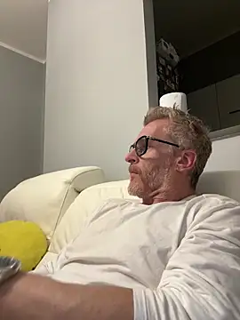 Axl hot online show from April 15, 2026, 11:05 pm