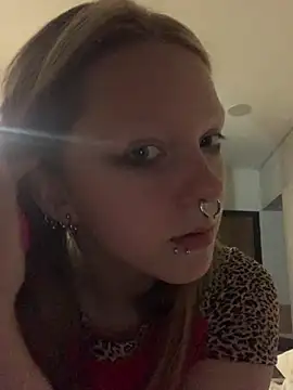 VesnaCrystal online show from June 6, 2026, 7:51 pm