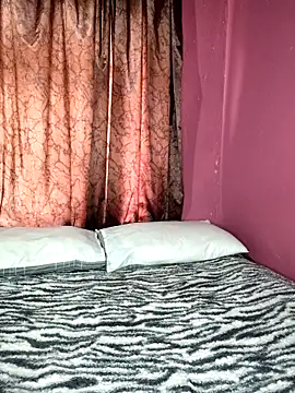 Snapshot of BrownRoxxane6 chatting on October 29, 2025, 11:01 am BrownRoxxane6 online show from October 29, 2025, 11:01 am