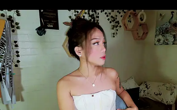 YourNikkieXxx online show from September 16, 2025, 2:07 pm