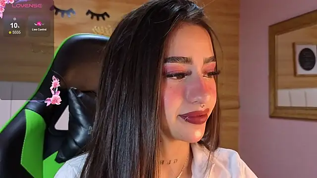 Abril Velvet a  online show from November 23, 2025, 1:33 pm