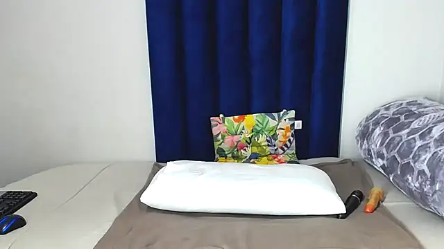 Pinkdollyg online show from November 24, 2025, 8:52 pm