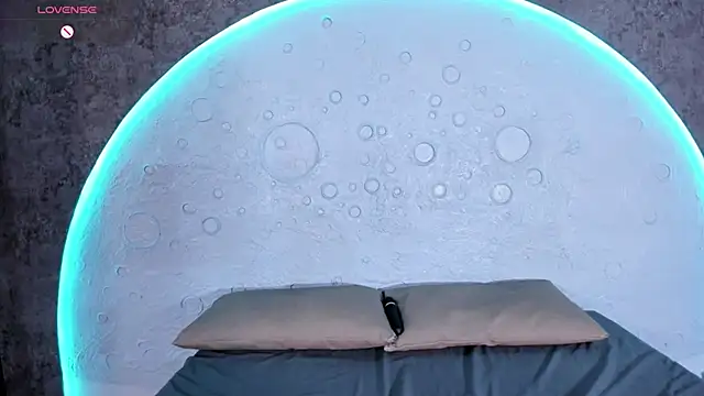 ReinaChloe online show from September 11, 2025, 4:40 pm