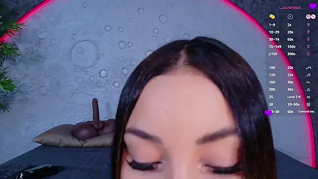 ReinaChloe online show from April 17, 2026, 4:32 pm