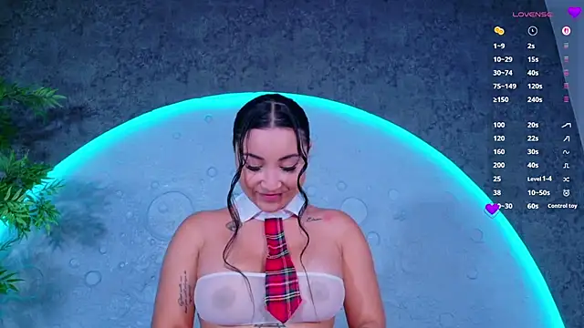 ReinaChloe online show from June 24, 2026, 4:17 pm