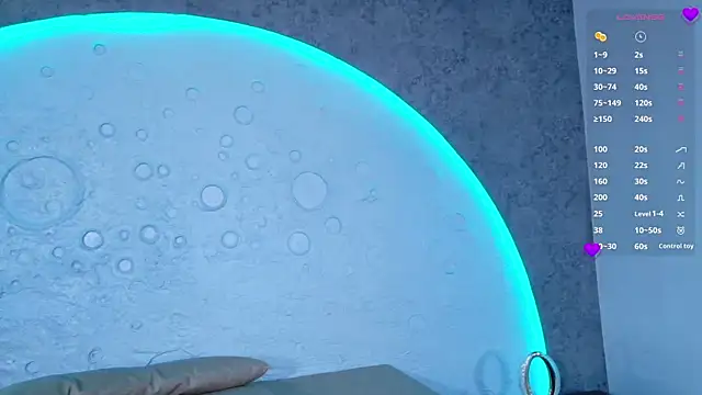 ReinaChloe online show from July 9, 2026, 4:22 pm