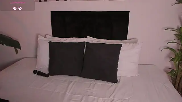 izzyvega   online show from October 14, 2025, 11:49 pm