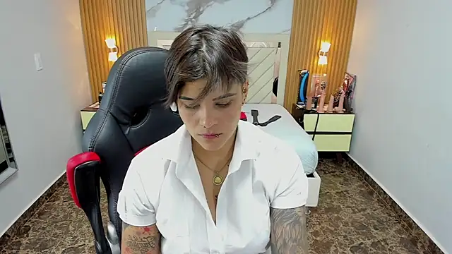 KAROLLJONES1 online show from October 30, 2025, 7:36 pm