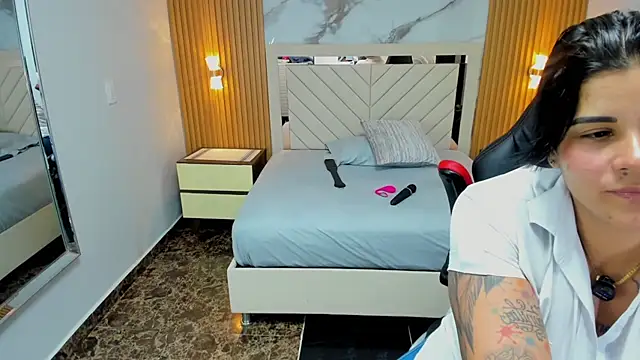 KAROLLJONES1 online show from April 7, 2026, 7:36 pm