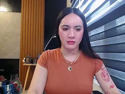 Yhanbeaufort18 online show from September 18, 2025, 7:43 am