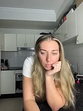 louiseberkeley online show from April 12, 2026, 12:59 am