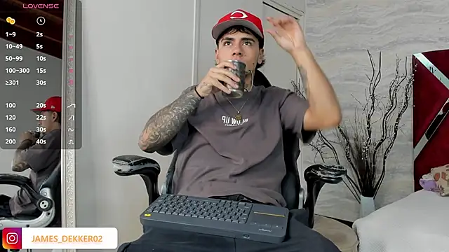 Snapshot of JamesDeker chatting on September 17, 2025, 7:59 pm JamesDeker online show from September 17, 2025, 7:59 pm