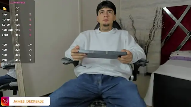 Snapshot of JamesDeker chatting on September 30, 2025, 7:52 pm JamesDeker online show from September 30, 2025, 7:52 pm