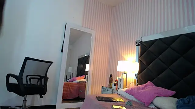 ViictoriaJones  online show from October 18, 2025, 12:50 pm