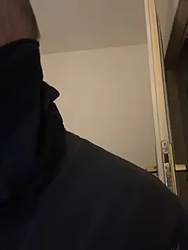 Snapshot of parka999 chatting on October 14, 2025, 5:25 pm parka999 online show from October 14, 2025, 5:25 pm