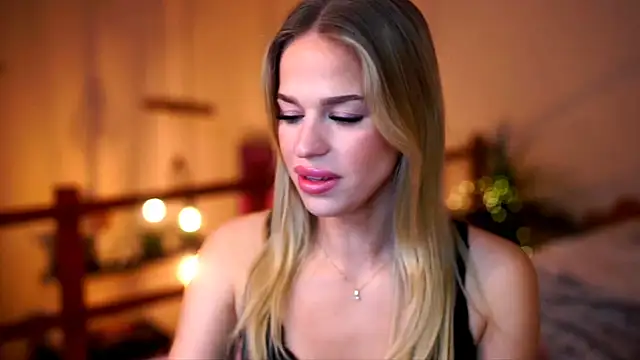 Snapshot of Emilyvanroessel chatting on October 30, 2025, 7:03 pm Emilyvanroessel online show from October 30, 2025, 7:03 pm