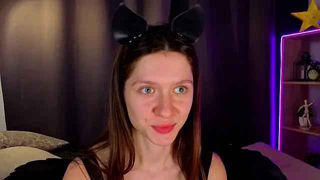 MinaMancilla online show from September 10, 2025, 4:18 pm