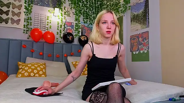 EmmaNovak online show from October 22, 2025, 12:27 pm