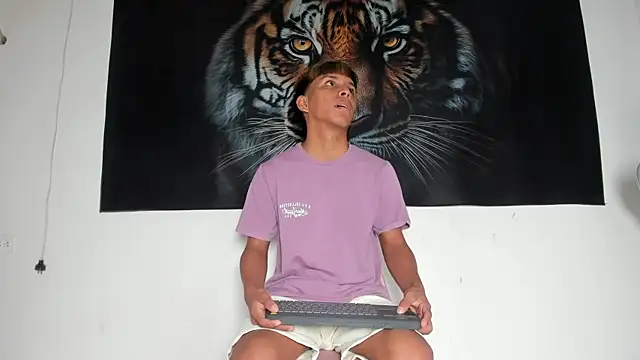 tyler twink boy online show from May 25, 2026, 1:17 pm