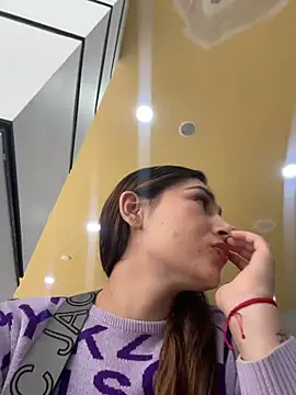 Isa Villamarin online show from October 22, 2025, 3:01 pm