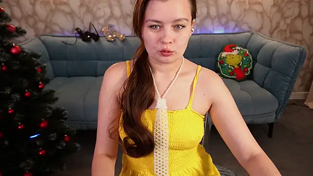 RedDoll  online show from December 14, 2025, 5:40 pm